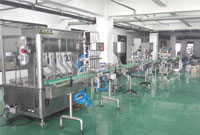 六頭臥式攪拌直線(xiàn)醬料灌裝機(jī)車(chē)間實(shí)拍