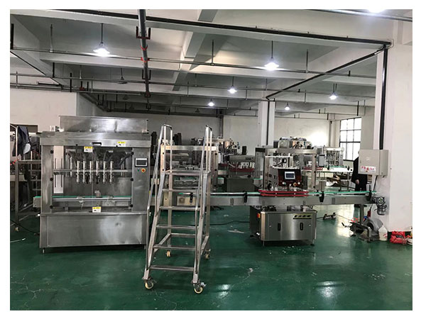 天津自動(dòng)化醬料灌裝機(jī)車間實(shí)拍圖