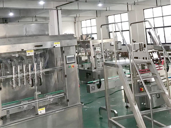 天津自動(dòng)化醬料灌裝機(jī)車間實(shí)拍圖